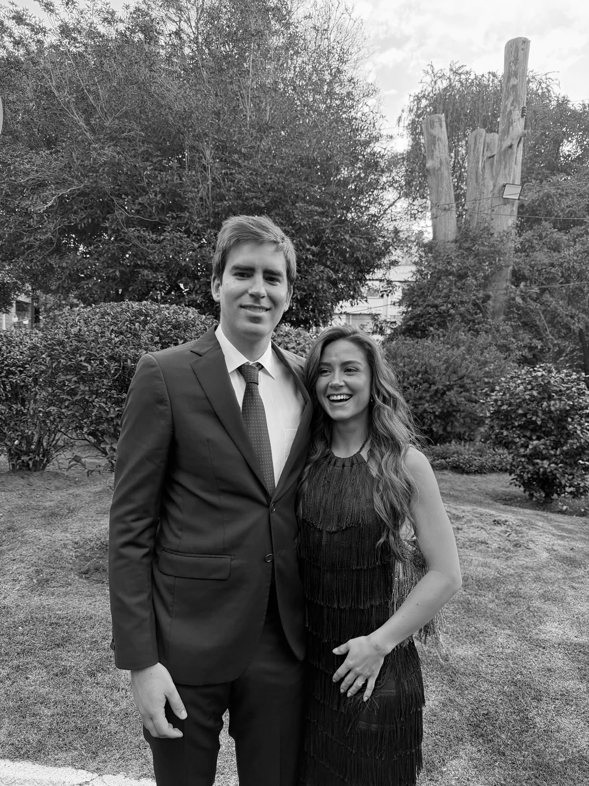 Paulina y Alberto en un jardín
